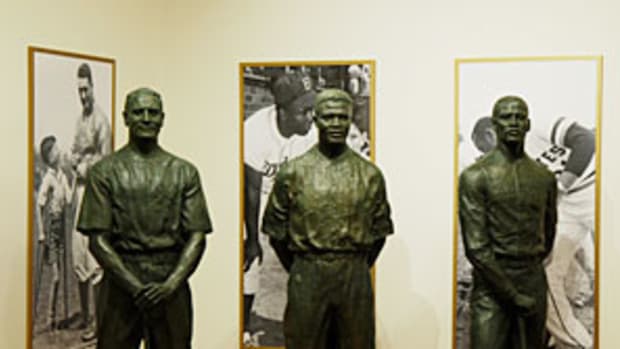 HOF-statue2.jpg